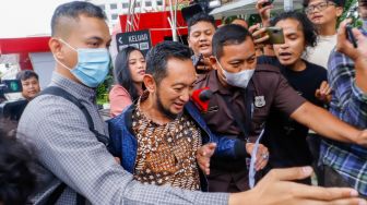 Kepala Bea dan Cukai Makassar Andhi Pramono (tengah) usai menjalani pemeriksaan di Gedung Merah Putih KPK, Jakarta Selatan, Selasa (14/3/2023). [Suara.com/Alfian Winanto]