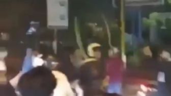 Viral Video Puluhan Remaja Acungkan Celurit di Jalanan Sidoarjo, Warganet: Ikut Trend Apa Sih?