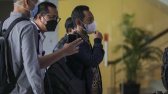 Kepala Bea dan Cukai Makassar Andhi Pramono tiba untuk menjalani pemeriksaan di Gedung Merah Putih KPK, Jakarta Selatan, Selasa (14/3/2023). [Suara.com/Alfian Winanto]