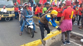 Massa Aksi Gebrak Blokade Jalur TransJakarta di Depan Gedung DPR, Jalan Gatot Subroto Lumpuh Total