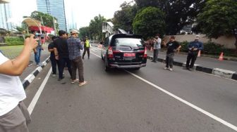 Usai Diperiksa KPK, Pejabat Pajak Wahono Saputro Langsung Ngacir Naik Mobi Berpelat Merah
