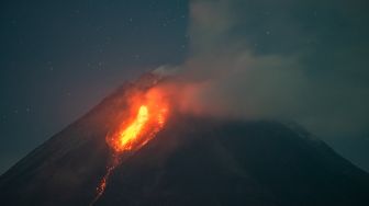 Guguran lava pijar Gunung Merapi terlihat dari Turi, Sleman, DI Yogyakarta, Selasa (14/3/2023). [ANTARA FOTO/Andreas Fitri Atmoko].