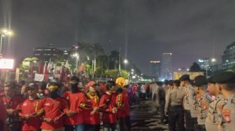 Tolak Imbauan Pulang dari Polisi, Massa GEBRAK Masih Bertahan di Depan Gedung DPR hingga Malam