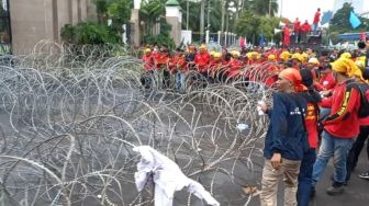 Massa GEBRAK Bongkar Paksa Kawat Berduri di Gerbang DPR RI, Pasang Spanduk Raksasa