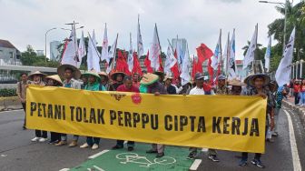 Ribuan massa aksi yang tergabung dalam Gerakan Buruh Bersama Rakyat (Gebrak) menggeruduk di depan Gedung DPR RI, Senayan, Jakarta, pada Selasa (14/3/2023). [Suara.com/Faqih]