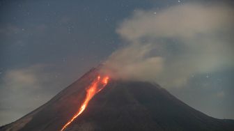 Guguran lava pijar Gunung Merapi terlihat dari Turi, Sleman, DI Yogyakarta, Selasa (14/3/2023). [ANTARA FOTO/Andreas Fitri Atmoko].