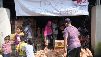 Bantu Pulihkan Ekonomi Korban Kebakaran Plumpang, Relawan Sandi Uno Beri Bantuan