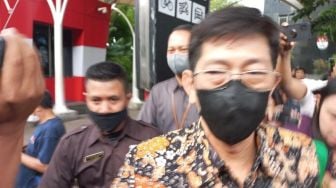 Dicegat Wartawan usai Harta Kekayaan Diperiksa KPK, Pejabat Pajak Wahono Saputro Pilih Ngacir Naik Mobi Berpelat Merah