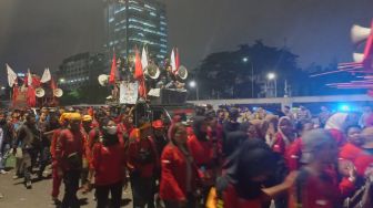 Sempat Ogah Bubar, Massa Buruh Akhirnya Tinggalkan Depan Gedung DPR RI