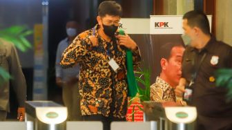 Kepala Kantor Pajak Madya Jakarta Timur Wahono Saputro (batik) usai menjalani pemeriksaan di Gedung Merah Putih KPK, Jakarta Selatan, Selasa (14/3/2023). [Suara.com/Alfian Winanto]