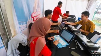 Warga melakukan verivikasi data untuk pendaftaran mudik gratis di Gelanggang Olahraga (GOR) Bulungan, Jakarta Selatan, Rabu (15/3/2023). [Suara.com/Alfian Winanto]