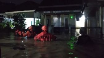 Banjir di Kedaleman Cilegon Setinggi Dada Orang Dewasa