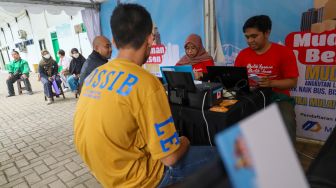Warga melakukan verivikasi data untuk pendaftaran mudik gratis di Gelanggang Olahraga (GOR) Bulungan, Jakarta Selatan, Rabu (15/3/2023). [Suara.com/Alfian Winanto]