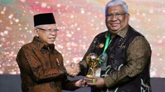 Gubernur dan 15 Kepala Daerah di Sultra Terima Penghargaan UHC dari Wapres 