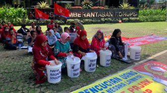 Desak Usut Pejabat Negara Timbun Harta Janggal, Emak-emak Nyuci Baju Kotor di KPK