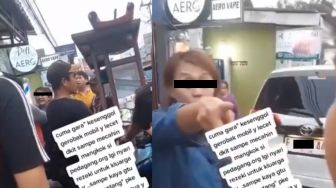 Wanita Ngamuk Pecahkan Mangkuk Pedagang, Gegara Mobilnya Tak Sengaja Kesenggol Gerobak