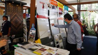 Pengunjung melihat produk dalam negeri yang dipamerkan pada Business Matching Produk Dalam Negeri 2023 di Istora Senayan, Jakarta Pusat, Kamis (16/3/2023). [Suara.com/Alfian Winanto]