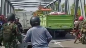 Ibu-ibu Terlindas Truk yang Menyalip di Jembatan Kaliketek Bojonegoro