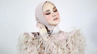 Rayakan Hari Ayah, Potret Masa Kecil Mulan Jameela Bikin Salfok: Ada Bule-bulenya