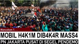 CEK FAKTA: Mobil Hakim Ludes Dibakar Massa Gegara Putuskan Tunda Pemilu 2024, Benarkah?