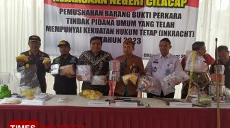 Kejari Cilacap Musnahkan Barang Bukti yang Telah Incraht