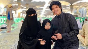 Tampil Beda, Terkuak Alasan Aurel Hermansyah Memilih Bercadar saat Umrah: Dikasih Tahu Ustazah, Biar..