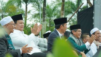 Presiden Joko Widodo atau Jokowi dan Menhan Prabowo Subianto menghadiri acara Istighosah dan Doa Bersama Rabithah Melayu-Banjar di Kalimantan Selatan, Jumat (17/3/2023). [Foto dok. Tim Prabowo]