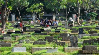 Warga melakukan ziarah makam di TPU Menteng Pulo, Jakarta Pusat, Jumat (17/3/2023). [Suara.com/Alfian Winanto]
