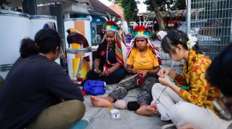 Pengunjung saat menghadiri Festival Suara Jernih Papua di Blok M, Jakarta Selatan, Jumat (17/3/2023). [Suara.com/Alfian Winanto]