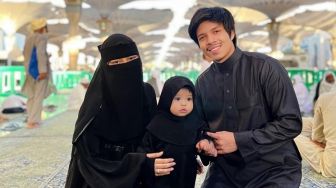 Kondisi Ameena Drop Saat Umrah, Atta Halilintar Panik Sampai Ingin Bawa Anaknya ke RS di Arab