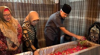 Gubernur Ganjar dan Istri Ziarah ke Makam Sunan Giri di Gresik