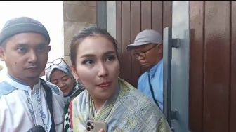 Dikasih Duit Cuma-cuma oleh Crazy Rich Makassar, Begini Reaksi Ayu Ting Ting