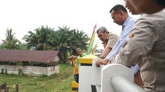 Gubernur Syamsuar Resmikan Jembatan yang Hubungkan Riau dengan Sumbar