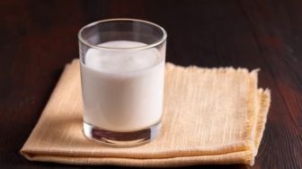4 Manfaat Minum Segelas Susu saat Sahur, Dapat Meredakan Nyeri Ulu Hati!