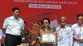 Amazing! Megawati Soekarnoputri Dapat Penghargaan Sebagai Tokoh Penggerak Gotong Royong Desa