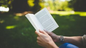 Sering Malas Baca Buku? Teori Psikologi Ini Ampuh Membentuk Minat Baca