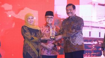 Gubernur Khofifah Raih Digital Government Award dari Kemenpan-RB