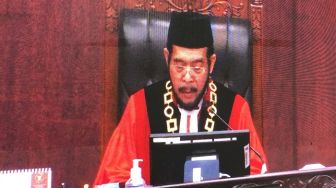 Adik Iparnya Kembali Jabat Ketua MK, Begini Anwar Usman Ucap Sumpah Jabatan di Depan Jokowi