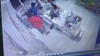 Rekaman CCTV Perampokan Minimarket Digagalkan Karyawan, Warganet Apresiasi Aksinya