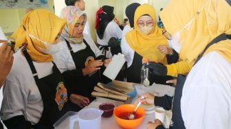 Pemberdayaan IRT, Relawan Sandiaga Uno Berikan Pelatihan Kosmetik Bagi Emak-emak Sukabumi