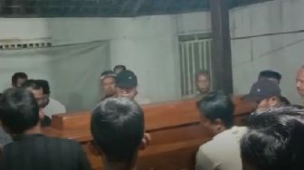 Isak Tangis Pecah Sambut Kedatangan Jenazah Syabda Perkasa Belawa di Mondokan Sragen