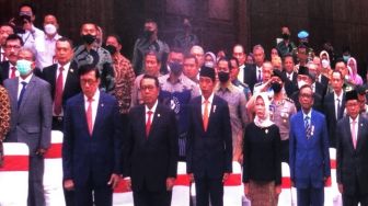 Duduk di Kursi Paling Depan, Jokowi Hadiri Pengucapan Sumpah Adik Iparnya yang Kembali jadi Ketua MK