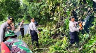 Ratusan Personel Polisi Turun Tangan Bantu Penanganan Bencana Alam di Solok Selatan