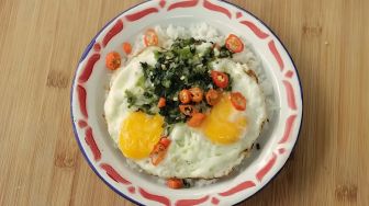 Resep Masakan Untuk Buka Puasa yang Murah, Coba Nasi Telur Ceplok Daun Bawang Ala Chef Devina: Bikin Nagih!