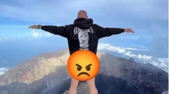 Pria Rusia Turunkan Celana di Gunung Agung Lalu Diviralkan ke Medsos