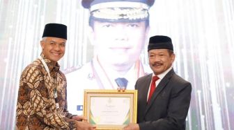 Ganjar Pranowo Terima Penghargaan sebagai Gubernur Pendukung Utama Pengelolaan Zakat di Indonesia