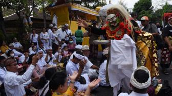 Umat Hindu melaksanakan prosesi dalam upacara Tawur Agung Kesanga 2023 di Pura Aditya Jaya Rawamangun, Jakarta, Selasa (21/3/2023). [ANTARA FOTO/Indrianto Eko Suwarso].