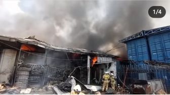 Gudang Beras di Pasar Induk Cipinang Terbakar, Kerugian Ditaksir Mencapai Rp1,5 Miliar