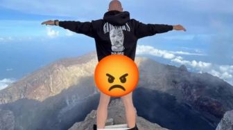 Bule Foto Lepas Celana di Puncak Gunung Agung Bali, Warganet Geram: Penjarakan dan Blacklist!