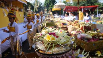 Umat Hindu melaksanakan prosesi dalam upacara Tawur Agung Kesanga 2023 di Pura Aditya Jaya Rawamangun, Jakarta, Selasa (21/3/2023). [ANTARA FOTO/Indrianto Eko Suwarso].